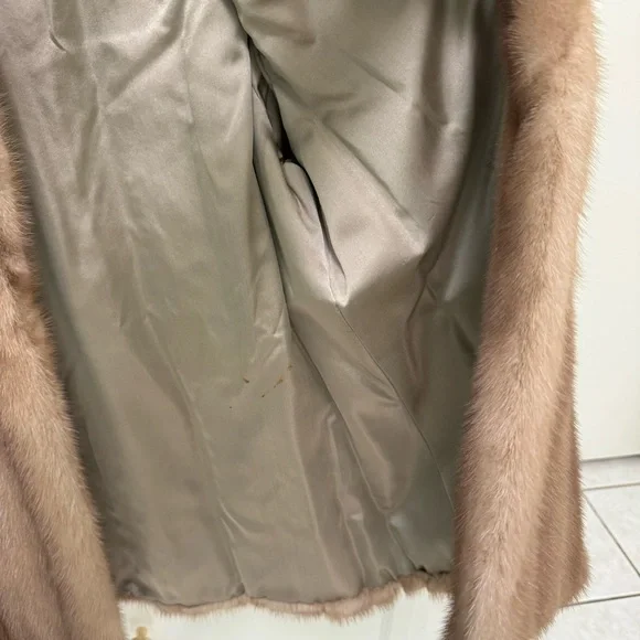 Mink Fur Coat, by Normart’s of Fresno, Calif - Picture 10 of 13
